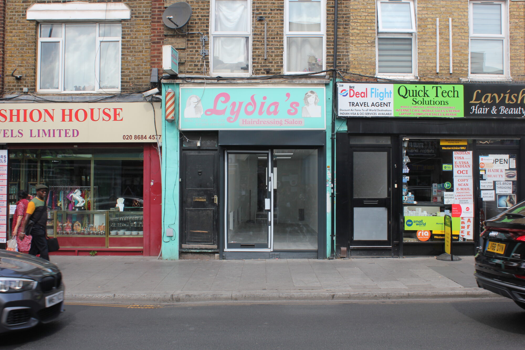 LET 312 London Road, Croydon, CR0 2TJ Ground floor lockup shop with full height storage